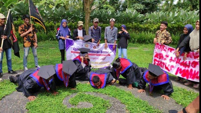 Tradisi Unik Wisudawan Teknik Unidar Ambon harus Push Up dihadapan rekan-rekannya. Kamis (29/12/2022).