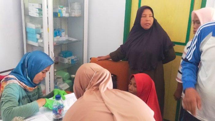 WABAH DIARE - Petugas medis Puskesmas Walang saat melayani masyarakat Pulau Rhun, Kecamatan Banda, Malteng saat dilanda wabah diare, Minggu (13/4/2025).