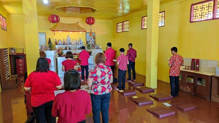 Warga Tionghoa saat bersembahyang di Vihara Swarna Giri Tirta yang berlokasi di kawasan Gunung Nona, Kecamatan Nusaniwe, Kota Ambon, Sabtu (10/2/2024).