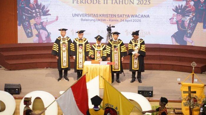 WISUDA UKSW -- Pembacaan janji winisuda dan pengukuhan winisudawan oleh Rektor UKSW dalam acara Upacara Wisuda Periode II Tahun 2025 UKSW di Balairung Universitas, Kamis (24-04-2025).