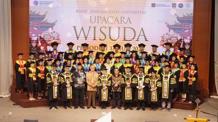 WISUDA UKSW -- Foto bersama peraih Indeks Prestasi Tertinggi dalam acara Upacara Wisuda Periode II Tahun 2025 UKSW di Balairung Universitas, Kamis (24-04-2025).