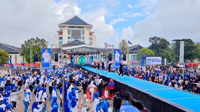 Ratusan emak-emak senam zumba sebelum deklarasi Murad-Michael di Lapangan Merdeka, Kota Ambon, Rabu (11/9/2024).