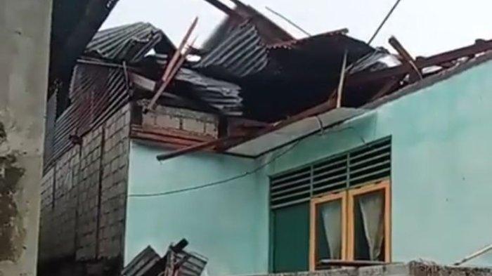 Sebuah rumah warga Desa Siri Sori Islam, Kecamatan Saparua Timur, Kabupaten Maluku Tengah, Maluku rusak parah setelah diterjang angin kencang, Minggu (9/2/2025) (Foto dok Warga : Husein Toisutta)