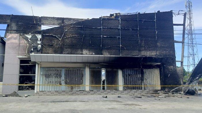 Kondisi bagian depan Bangunan Swalayan City Mart Namlea, Kabupaten Buru Maluku setelah kebakaran, Senin (5/8/2024).
