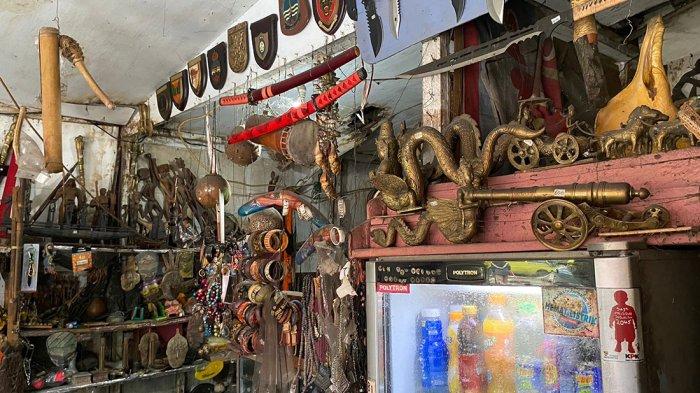 Aneka koleksi toko barang antik