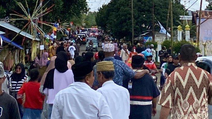 Antusias warga yang hadir dalam festival ketupat di Dusun Talaga Kodok, Desa Hitu, Kecamatan Leihitu, Maluku Tengah, Selasa (18/6/2024).