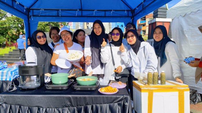 Demo masak menggunakan kompor listrik usai konvoi komunitas kendaraan listrik atau Electric Vehicle (EV) oleh PLN Unit Induk Wilayah Maluku dan Maluku Utara (UIW MMU) di Kota Ambon, dalam rangka HPN 2024, Jumat (13/9/2024).