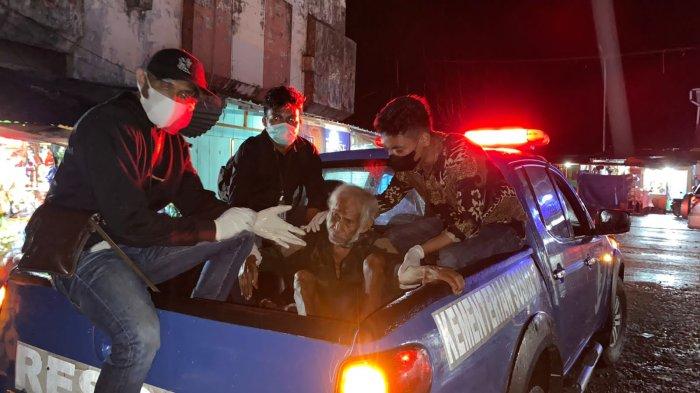 Kementerian Sosial, Dinas Sosial, dan Ketua RT 04/01 membawa lansia yang terlantar ke Rumah Sakit Al-fatah Kota Ambon, Selasa, 30 April 2024.