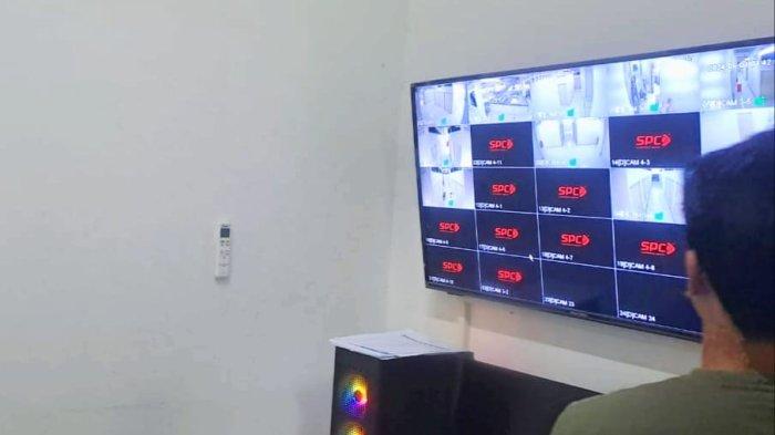 Tampak layar monitor ruangan kontrol gedung baru Pasar Mardika, tak satu pun CCTV di lantai 4 yang berfungsi.