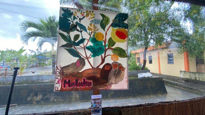 Hasil lukisan anak jalanan yang dipajang pada pameran plastik dan seni rupa yang berlangsung di Pantai Talake, Kota Ambon, Sabtu (22/6/2024).