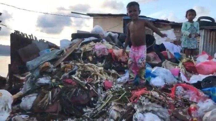 Anak-anak bermain diatas tumpukan sampah di Pasar Batu Merah, Ambon.