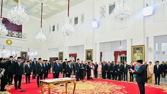 - Presiden Republik Indonesia, Prabowo Subianto melantik 53 jajaran Menteri dan Kepala Lembaga Kabinet Merah Putih di Istana Negara, Jakarta, Senin (21/10/2024). Turut dilantik pada hari ini, Menteri Agraria dan Tata Ruang/Kepala Badan Pertanahan Nasional (ATR/BPN), Nusron Wahid.