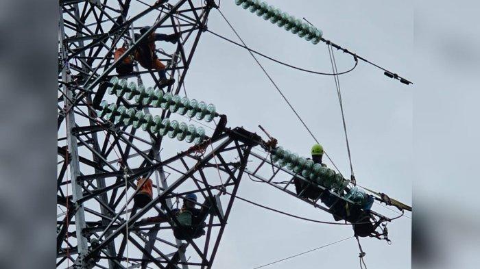 Unit Pelaksana Pengatur dan Penyaluran Beban (UP3B) Maluku Unit Layanan Transmisi dan Gardu Induk (ULTG) Ambon, dilakukan pemeliharaan pergantian dan pembersihan isolator pada Tower 15 Line 2 Jurusan Passo – Wayame.