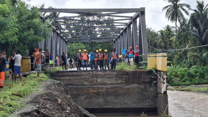 PLN -- PLN UP3 Tobelo berupaya memulihkan sistem jaringan kelistrikan di Kecamatan Galela Utara dan Loloda yang terputus akibat hujan deras yang menyebabkan robohnya 22 tiang listrik dan satu tiang lainnya hanyut terbawa arus.