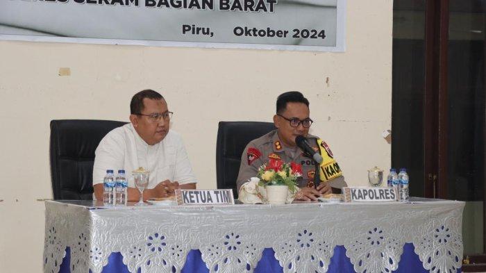 Kapolres SBB, AKBP Dennie Andreas Dharmawan dan Ketua Tim verifikasi Kombes Pol Dolly Gumara saat verifikasi lapangan pemantauan dan evaluasi kinerja Penyelenggaraan Pelayanan Publik (PEKPPP) tahun 2024 di Polres SBB, Selasa (8/10/2024)
