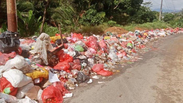 Tumpukan sampah meluber ke badan jalan di kawasan Ahuru - Arbes, Desa Batu Merah, Kecamatan Sirimau, Kota Ambon, Rabu 11/12/2024).