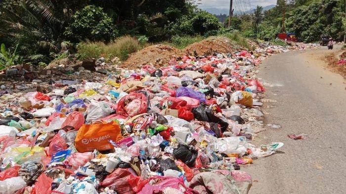 Tumpukan Sampah Sepanjang 100 Meter Lebih di Komplek Ahuru - Arbes, Kota Ambon, Kamis (07/11/2024).