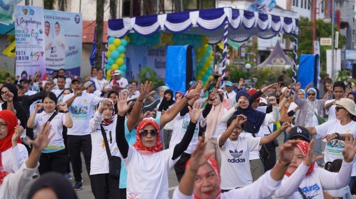 Senam bersama usai konvoi komunitas kendaraan listrik atau Electric Vehicle (EV) oleh PLN Unit Induk Wilayah Maluku dan Maluku Utara (UIW MMU) di Kota Ambon, dalam rangka HPN 2024, Jumat (13/9/2024).