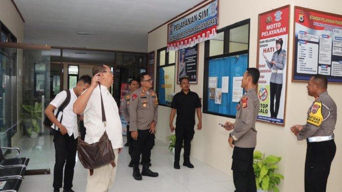 Tim Penilai Internal (TPI) Srena Polri memverikfikasi lapangan pemantauan dan evaluasi kinerja Penyelenggaraan Pelayanan Publik (PEKPPP) tahun 2024 di Polres Seram Bagian Barat (SBB), Selasa (8/10/2024).