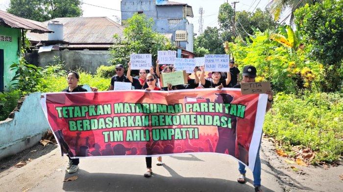 DEMO WARGA - Puluhan warga Matarumah Soa Hukuinallo arak-arakan menuju Kantor Desa Rumahtiga, Kecamatan Teluk Ambon, Kota Ambon, Selasa (4/2/2025). Mereka menuntut penyelesaian masalah pemerintahan defenitif.
