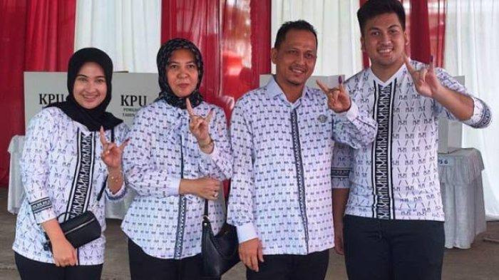 Calon wakil wali kota Pangkalpinang nomor urut 2, Masagus M Hakim, bersama keluarga usai mencoblos di TPS 08, Kelurahan Kacang Pedang, Kecamatan Gerunggang.