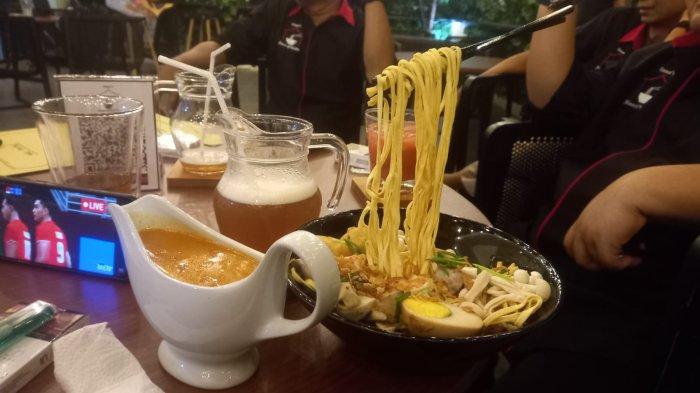 Suasana di roof top RHON dengan konsep secret garden di Jalan Jaya Giri III Nomor 4, tepat di belakang Apotek Jaya Giri, Dangin Puri Kelod, Denpasar Timur, Kota Denpasar, Bali