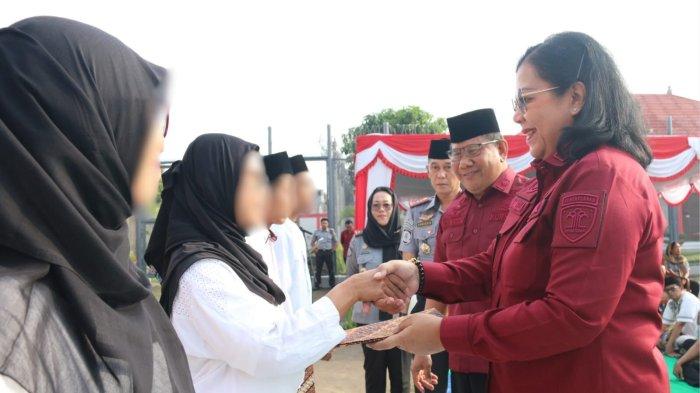 Kakanwil Kemenkumham Bali Pramella Yunidar Pasaribu menyerahkan remisi khusus Idul Fitri kepada perwakilan WBP di Lapas Kelas IIA Kerobokan - 1.553 Napi Se-Bali Peroleh Remisi Hari Raya Idul Fitri, 9 Langsung Bebas