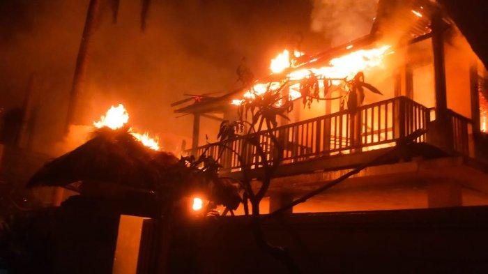 TERBAKAR HEBAT - Villa The Amasya di Seminyak, Badung, terbakar hebat, pada Kamis (25/7) malam. Tidak ada korban jiwa maupun luka pada peristiwa itu, namun kerugian materi diperkirakan mencapai Rp 12 miliar.
