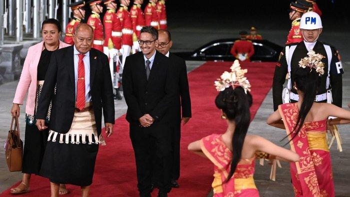 Wakil Perdana Menteri Tonga Samiu Kuita Vaipulu (kedua kiri) bersama istri Mele Muimui Liu Mei Tupou Latu Vaipulu (kiri) disambut Asisten Deputi Hukum dan Perjanjian Maritim Kemenko Marves Radian Nurcahyo (ketiga kiri) setibanya di Bandara Internasional I Gusti Ngurah Rai, Badung, Bali, Minggu (8/10/2023).