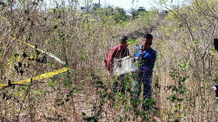 Petugas tengah mengumpulkan serpihan puing bagian ekor helikopter PK-WSP.