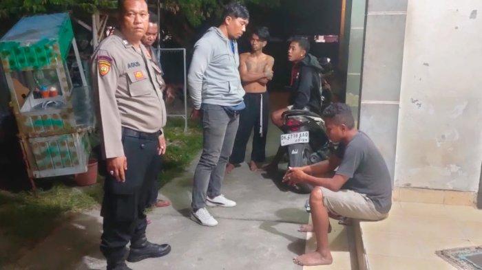 KORBAN - Saat Polisi Banjar Umaklungkung menyambangi F yang diduga menjadi korban pengeroyokan di Jalan Kebo Iwa, Gang Danau Tawar, Denpasar, Jumat (13/10) dini hari.