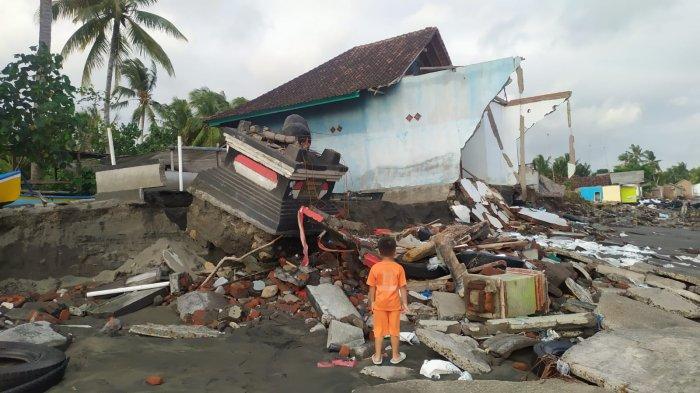 MONUMEN ROBOH - Monumen perjuangan di pesisir Pantai Pebuahan, Desa Banyubiru, Kecamatan Negara, Jembrana yang ambruk diterjang abrasi, beberapa waktu lalu.