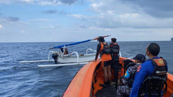 Pencarian nelayan asal Nusa Penida yang hilang di Selat Lombok, Minggu (26/5/2024).