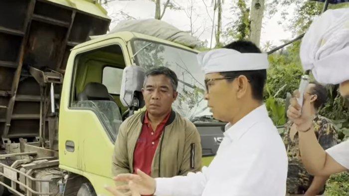 PENUTUPAN TPS - Bupati Badung I Wayan Adi Arnawa saat melakukan penutupan TPS di Petang pada Sabtu (7/6).