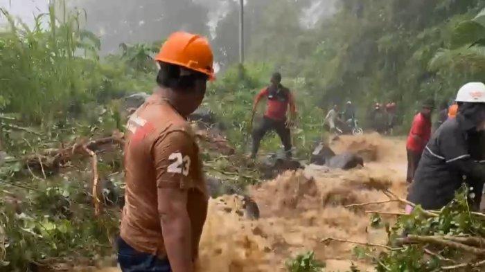 Tanah longsor menimbun akses jalan di Wilayah Bukit Abah di Dusun Kanginan, Desa Besan, Jumat (7/6/2024) pagi.