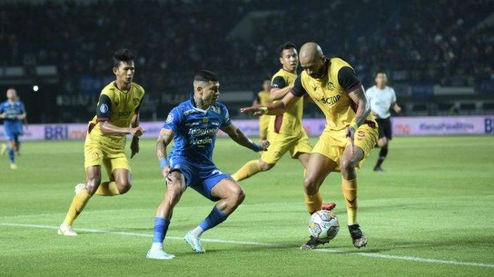 Aksi Ciro Alves penyerang Persib mencoba melewati adangan bek Persikabo 1973 dalam pertandingan pekan ke-34 Liga 1 2022-2023, di Stadion Gelora Bandung Lautan Api (GBLA) Sabtu (15/4/2023).