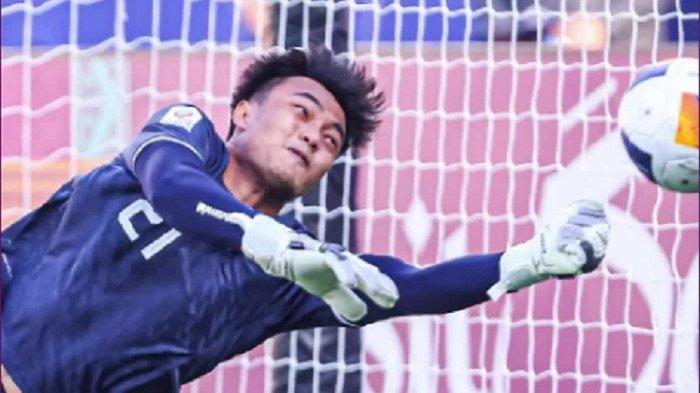 Aksi kiper Ernando Ari gagalkan penalti di laga Timnas U23 Indonesia vs Australia di Stadion Abdullah bin Khalifah, Kamis, 18 April 2024. Nilai Transfer Ernando Ari, Kiper Timnas U23 Indonesia yang Gagalkan Penalti Striker Australia Toure