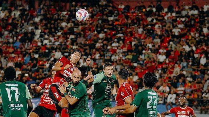 Aksi pemain Bali United saat laga kontra Persebaya Surabaya di Liga 1 musim 2024-2025