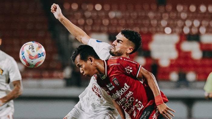 Aksi pemain Bali United vs Persik Kediri pada babak kedua pertandingan pekan 18 di Stadion Kapten I Wayan Dipta, Gianyar, Bali pada Minggu 12 Januari 2025 malam.