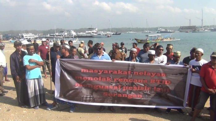 Aksi protes dari masyarakat nelayan Desa Serangan - Nelayan Protes, Ekomarin Minta Akses ke Laut Tak Ditutup, PT BTID Tegaskan Tak Usik Kegiatan Nelayan