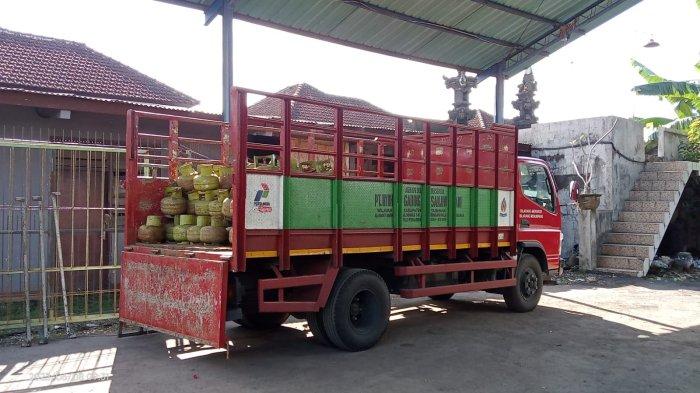 Aktivitas jual beli gas elpiji di sala satu pangkalan di Tabanan.