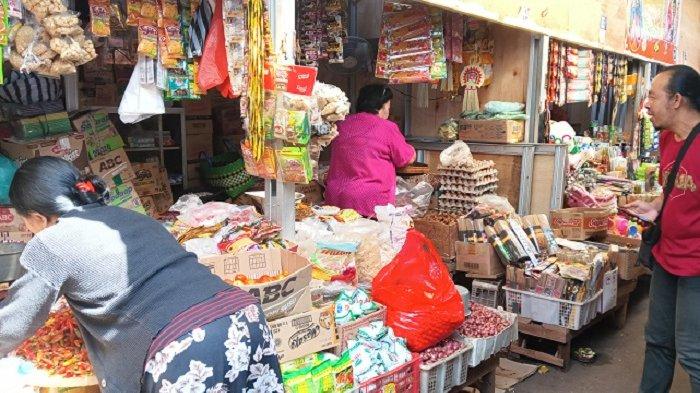 Aktivitas jual beli yang terjadi di Tempat Relokasi Pasar Umum Negara di areal parkir Kantor Bupati Jembrana, Jumat 1 Maret 2024.