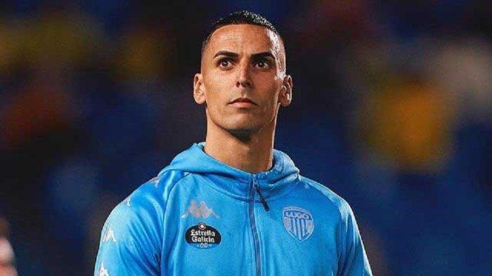 Alberto Rodriguez Martin - Alberto Rodriguez dianggap sebagai pembelian gagal Persib Bandung musim ini.
Performa lini belakang Persib Bandung di awal Liga 1 2023/2024 ini dianggap menjadi yang terburuk.
Tercatat Persib Bandung telah kebobolan 10 gol dalam 4 laga yang baru dilakoninya.
Di antaranya 2 gol mewalan Madura United, 1 gol melawan Dewa United, 3 gol melawan Arema FC, dan 4 gol saat dijamu PSM Makassar.