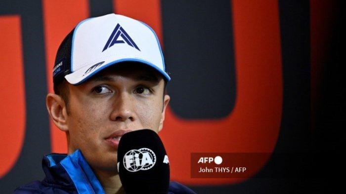 Pembalap Williams asal Thailand Alex Albon berbicara saat konferensi pers jelang Grand Prix Formula Satu Belgia di sirkuit Spa-Francorchamps di Spa pada 27 Juli 2023.