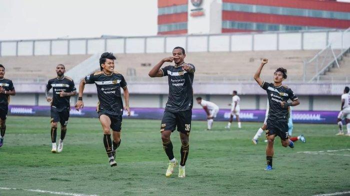 Striker Dewa United, Alex Martins melalukan selebrasi saat mencetak gol penalti ke gawang Arema FC pada pekan perdana Liga 1 2023/2024 di Stadion Indomilk Arena, Tanggerang, 2 Juli 2023.
