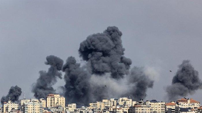 Asap mengepul di atas Kota Gaza pada 7 Oktober 2023 selama serangan udara Israel.