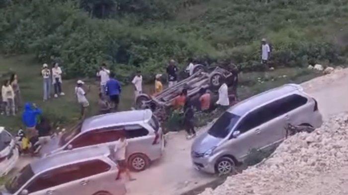 Mobil minibus yang mengangkut wisatawan terguling di jalan setapak yang lokasinya di seputaran Objek Wisata Broken Beach di Desa Bungmekar, Kecamatan Nusa Penida, Rabu 18 April 2024 - Angkut Dua Wisatawan India, Mobil Avanza Terguling Saat Hendak Menuju Kelingking Beach Bali