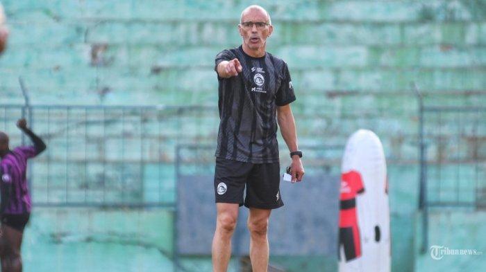 Pelatih tim sepakbola Arema FC Fernando Valente memberikan instruksi kepada anak asuhnya dalam sesi latihan di Stadion Gajayana, Kota Malang, Jawa Timur, Kamis (24/8/2023). Arema FC melakukan persiapan jelang lawan Persikabo 1973 dalam laga lanjutan Liga 1 2023 pada Senin (28/8/2023) mendatang.