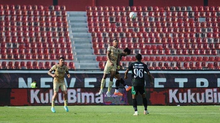 Arema FC sukses mencukur PSS Sleman dengan skor 2-1 dalam laga sarat tensi di Stadion Kapten I Wayan Dipta Gianyar Bali, pada Sabtu 30 September 2023.