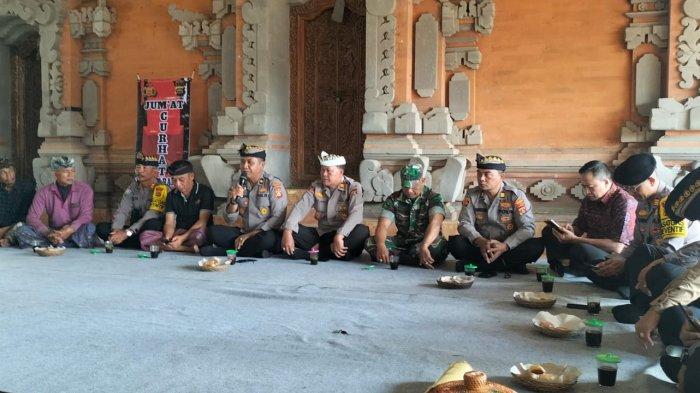 Jumat Curhat merupakan salah satu program unggulan, dari Kapolri Jenderal Polisi Listyo Sigit Prabowo dalam mewujudkan Polri yang presisi.
Untuk Jumat Curhat kali ini, Polres Bangli menyambangi masyarakat Banjar Tiga, Jumat 26 Juli 2024.